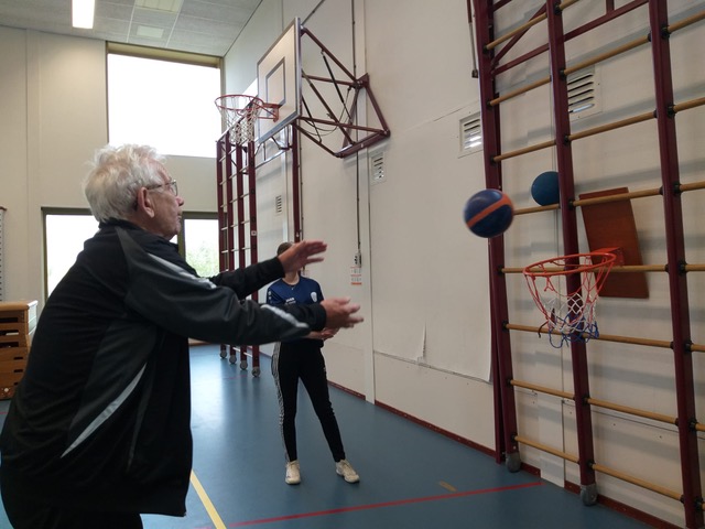 foto basket sporten met dementie